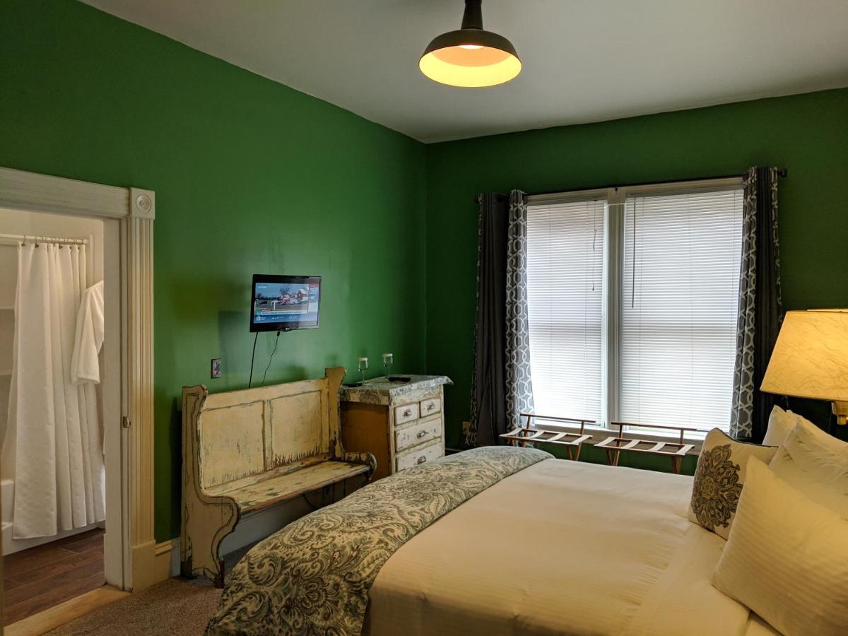 Heart Of The Village Bed & Breakfast In Shelburne Vt Phòng bức ảnh
