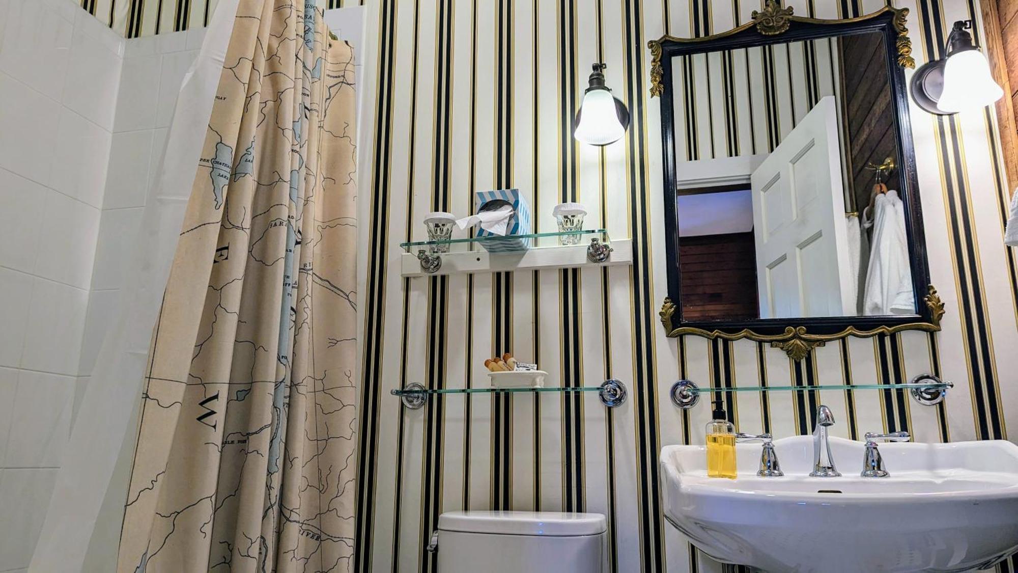 Heart Of The Village Bed & Breakfast In Shelburne Vt Phòng bức ảnh